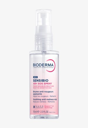 Bottiglia di plastica trasparente con tappo spray a pompa. L'etichetta presenta testo blu e rosa, con la dicitura "Bioderma Sensibio AR+ SOS Spray" per pelli sensibili.