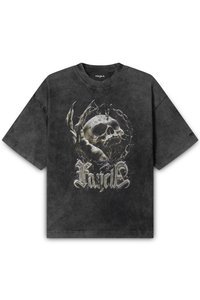 Μαύρο κοντομάνικο T-shirt με φθαρμένη ανατριχίλα. Διαθέτει γραφικό από κρανίο περιτριγυρισμένο από αλυσίδες και έντονο λευκό κείμενο.