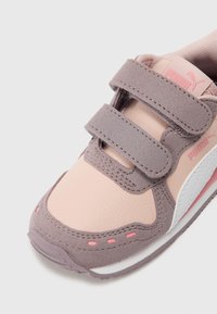 Rosa und graue Sneaker mit einem Obermaterial aus Leder und Wildleder. Ausgestattet mit Klettverschlussriemen und einem weißen Streifenakzent. Runde Zehenform und Gummisohle.