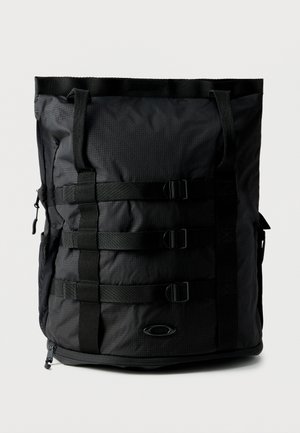 Rucsac dreptunghiular negru cu trei curele orizontale cu cataramă și două bretele pentru umăr, realizat din material texturat, cu un logo mic în față.