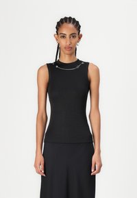 Zwarte geribbelde mouwloze top met een hoge necklijn en zilveren kettingdetail over de voorkant, met een aansluitend ontwerp en een gladde textuur.