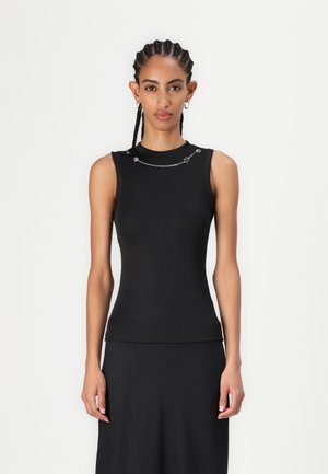 Zwarte geribbelde mouwloze top met een hoge necklijn en zilveren kettingdetail over de voorkant, met een aansluitend ontwerp en een gladde textuur.