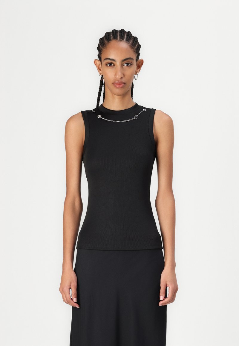Zwarte geribbelde mouwloze top met een hoge necklijn en zilveren kettingdetail over de voorkant, met een aansluitend ontwerp en een gladde textuur.