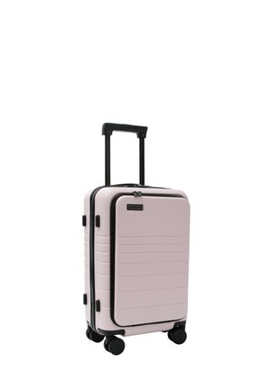 Hellrosa Hartschalen-Trolley mit vier schwarzen Spinner-Rollen und einem ausgezogenen schwarzen Teleskopgriff.