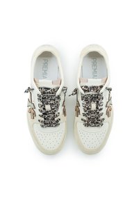 Weiße Leder-Sneaker mit Leopardenmuster-Laces, beigen Akzenten, perforierter Zehenbox und einem Logo auf der Seite. Flaches Sohlen-Design.