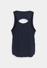 Granatowy sportowy top na ramiączkach z zaokrąglonym wycięciem na plecach, wykonany z teksturowanej tkaniny, o luźnym kroju i szerokich otworach na ramiona zapewniających przewiewność.