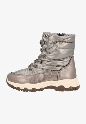 Metallisch silberner Stiefel mit gepolstertem Schaft, runder Zehenpartie, Schnürverschluss und strukturierten Akzenten. Gummisohle mit Rutschmuster für besseren Halt.