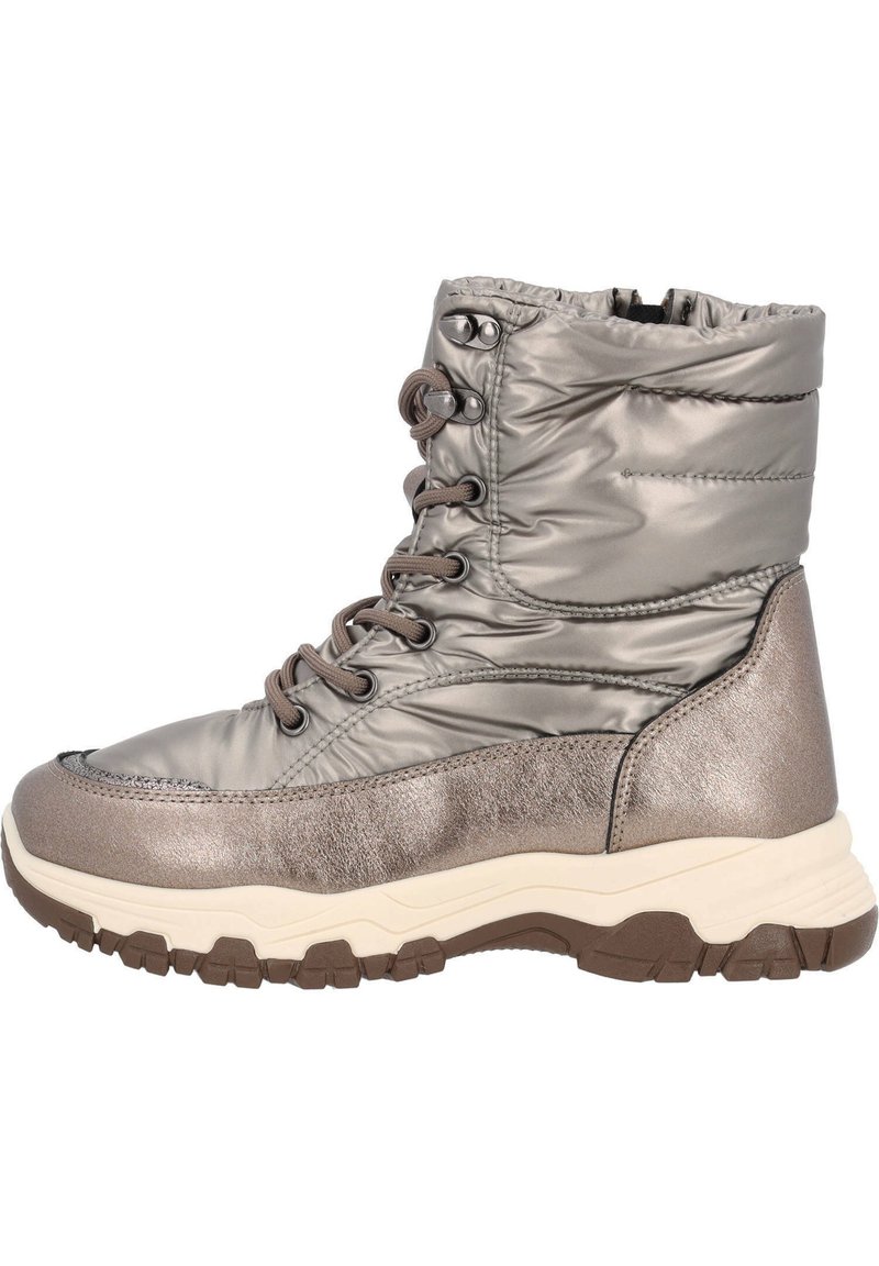 Bota plateada metálica con caña acolchada, puntera redonda, parte delantera con cordones y acentos texturizados. Suela de goma con patrón de tracción para mejor agarre.