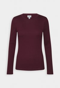 Haut en tricot côtelé à manches longues de couleur bordeaux foncé avec un col rond et une coupe slim, présenté sur un fond blanc.