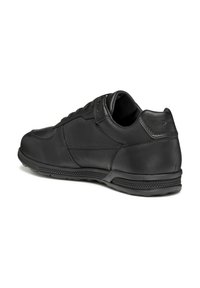 Sneaker in pelle nera con tomaia liscia, design con lacci, colletto imbottito, suola in gomma testurizzata e dettagli di cucitura discreti.