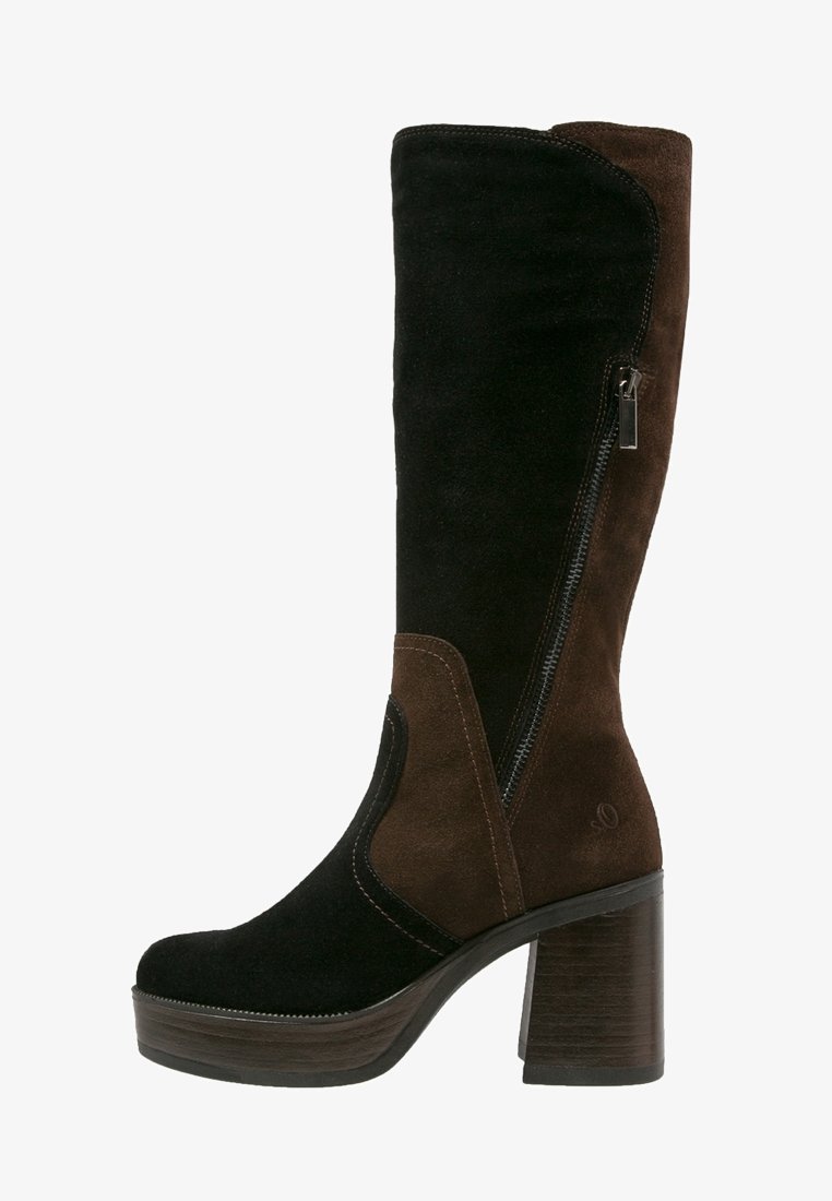 Botte haute en daim pour femme en noir et brun foncé avec fermeture éclair latérale, talon bloc et semelle plateforme.