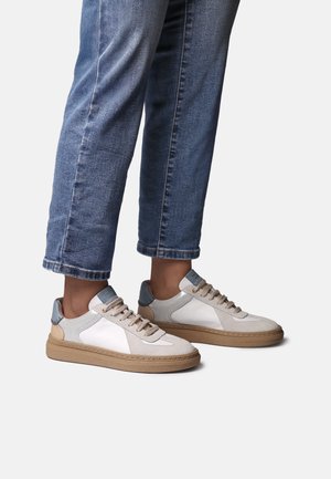 Sneakers beige e bianchi con pannelli in pelle scamosciata e pelle, suola marrone testurizzata e dettagli celesti sul tallone.