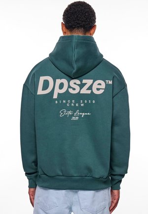 Dunkelgrüner Hoodie mit Kängurutasche, mit großen hellgrauen Aufschriften: "Dpsze" und "Since 2020 Crew" auf dem Rücken. Lässige Passform.