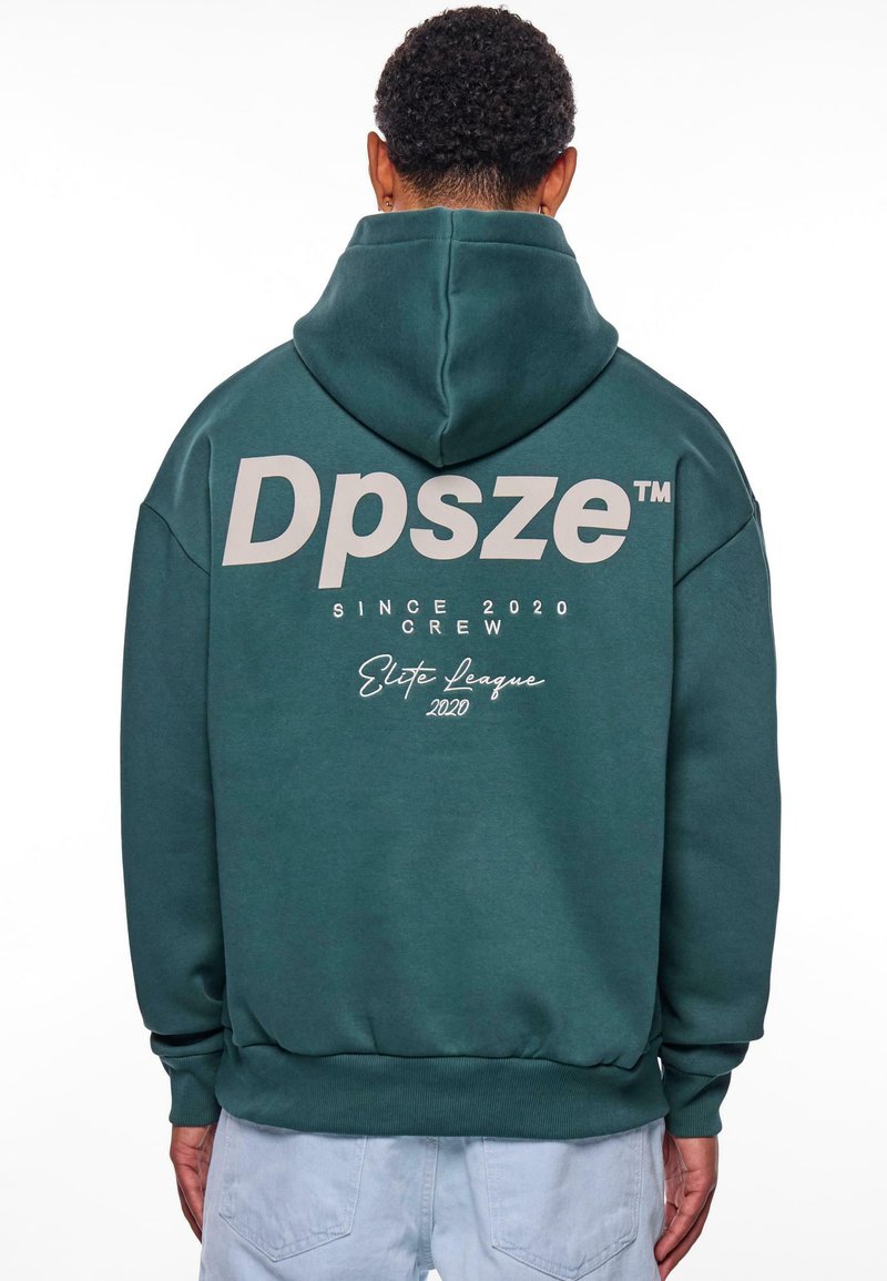 Mørkegrønn hettegenser med kengurulomme, med stor lys grå tekst: "Dpsze" og "Since 2020 Crew" på ryggen. Løs passform.
