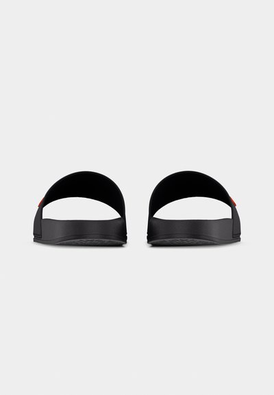 Ζευγάρι μαύρα σανδάλια τύπου σαγιονάρα με φαρδιές λουριά και υφασμένες σόλες, εμφανιζόμενα από μπροστά σε απλό ανοιχτό φόντο.