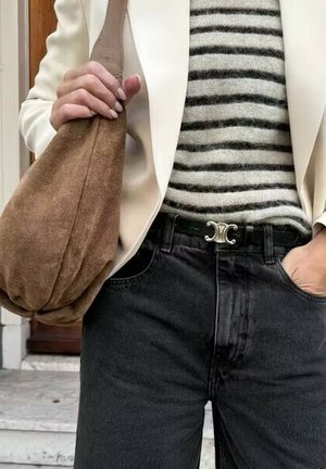 Brown suede schoudertas, gestreepte trui in grijs en wit, zwarte high-waisted jeans, zilveren riemgesp met een spiraalontwerp, off-white blazer.