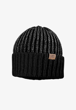 Schwarze, dicke, gerippte Strickmütze mit umgeschlagenem Bündchen und kleinem braunem Etikett mit der Aufschrift "CAPO STAY AHEAD" am Bündchen.