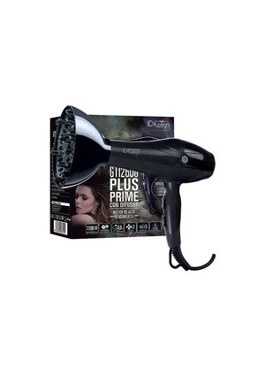 Secador de pelo negro con accesorio difusor colocado delante de su caja que muestra el nombre del producto GT1200 Plus Prime y una mujer con el cabello peinado.
