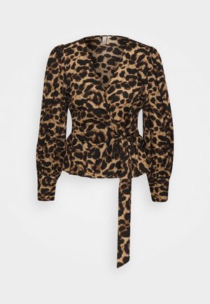 Blouse portefeuille à imprimé léopard avec manches longues bouffantes, encolure en V et ceinture nouée à la taille dans des tons marron et noir.
