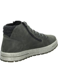 Herrarnas mellanhöga sneaker i mörkgrå läder med texturerad tygkrage, sidodragkedja och prickig gummisula för bra grepp.