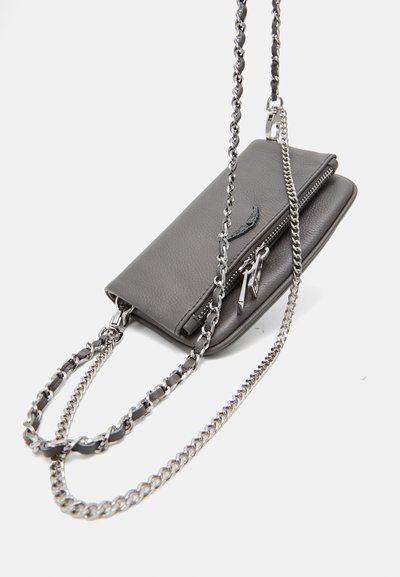 Sac bandoulière en cuir gris avec fermeture éclair, doté d'une chaîne multiple et d'accents en métal. Texture lisse et design minimaliste.