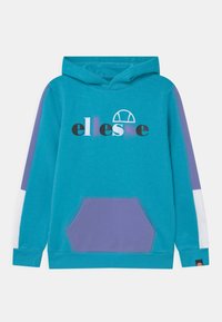 Turkusowa bluza z kapturem z dużym czarno-fioletowym logo "ellesse". Posiada kieszeń z przodu, fioletowe akcenty na rękawach oraz sznurki do regulacji kaptura.