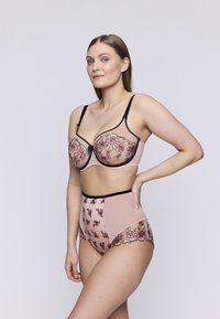 Bh en hoge taille slip set in zacht roze gaas met bloemenborduurwerk. Zwarte accenten op de bh en kant trim op de slips.