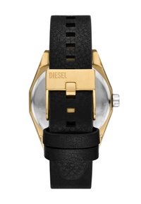 Correa de reloj de cuero negro con una hebilla de metal dorado, que presenta un nombre de marca grabado. Caja hexagonal visible en la parte posterior.