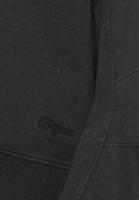 Zwarte sweatshirt met een textuurstof en een ribbelboord, voorzien van een subtiele geborduurde "Buffalo"-logo in bijpassend zwart garen.