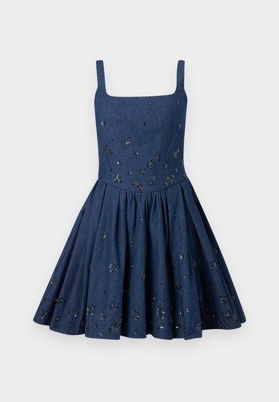 Αμάνικο σκούρο μπλε φόρεμα από τζιν με τετράγωνο ντεκολτέ, εφαρμοστό μπούστο, φουσκωτή φούστα και μαύρα παγιετένια λουλουδάτα στολίδια διάσπαρτα στο ύφασμα.