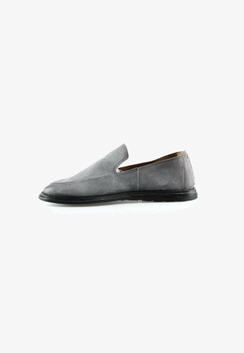 Chaussure mocassin en daim gris avec semelle noire, petit talon et couture simple, vue de côté sur fond blanc.