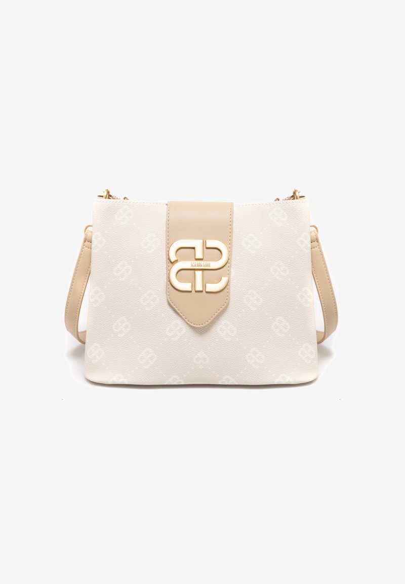 Sac à main texturé crème avec un rabat beige, logo en accent or et une bandoulière réglable. Présente un design de logo en relief répété.