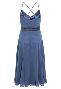 Robe en satin bleu avec un corsage ajusté, une taille accentuée de dentelle et une jupe fluide. Elle comporte des bretelles croisées ajustables dans le dos.