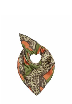 Foulard carré en vert olive, orange et marron avec des motifs abstraits, présentant un bord frangé et un trou central pour une polyvalence de style.
