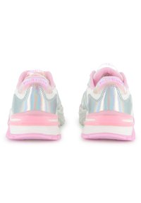 Baskets argentées et roses avec des panneaux irisés, un talon rose rembourré et un logo "BILLIEBLUSH" bien visible sur la languette du talon.