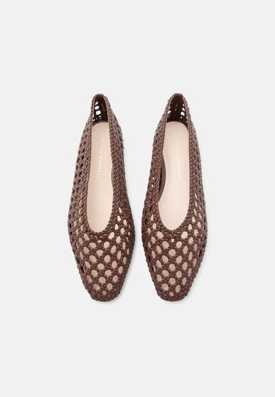 Ζευγάρι καφέ πλεκτά επίπεδη παπούτσια με μυτερή μύτη και ανοιχτό σχέδιο πλέγματος, σε θέα από πάνω σε λευκό φόντο.