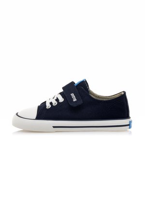 Zapato de lona navy con punta y suela de goma blanca, presenta detalles a rayas azules y blancas, cierre de cordones y velcro, y cuello acolchado.