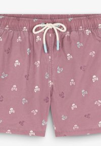 Shorts de bain lilas avec une taille à cordon de serrage, ornés d'un motif de petites têtes de mort et os croisés colorés. Texture de tissu lisse.