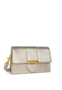 Sac à main texturé en or métallique avec fermeture rabat, accents en quincaillerie dorée et une bandoulière ajustable. Présente une finition lisse et un motif subtil.