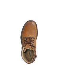 Botín de cuero marrón hasta el tobillo con cordones marrones, forro interior color crema y acentos de costura. Presenta una puntera redondeada y una plantilla acolchada.