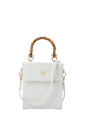 Sac à main tissé blanc avec une poignée en bambou, des détails en métal doré et une sangle tressée amovible. Doté d'une fermeture à rabat et d'un détail de logo sur le devant.
