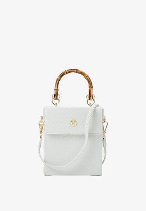 Weiße geflochtene Handtasche mit einem Bambusgriff, goldfarbenen Beschlägen und einem geflochtenen abnehmbaren Riemen. Verfügt über einen Klappverschluss und ein Logodetail auf der Vorderseite.