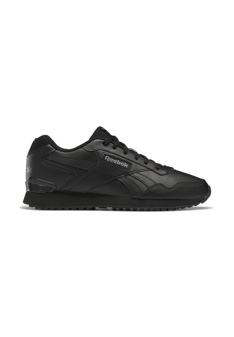 Czarne buty sportowe wykonane ze skóry, o teksturze powierzchni, z klasycznym zapięciem na sznurówki, gumową podeszwą i subtelnym logo Reebok na boku.