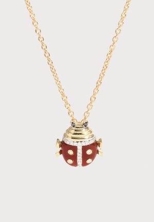 Collier en chaîne dorée avec un pendentif en forme de coccinelle orné d'émail rouge, de cristaux blancs et d'yeux en cristal noir.