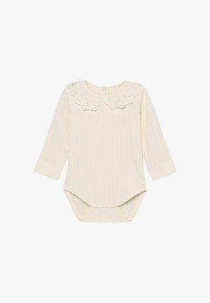 Kremowy, długorękawowy body dla niemowląt z prążkowaną fakturą, kołnierzykiem z falbanką z ażurowej koronki oraz zatrzaskami na dekolcie i w kroku.