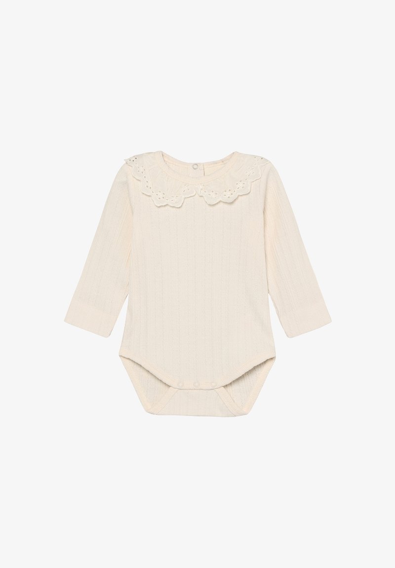 Kremowy, długorękawowy body dla niemowląt z prążkowaną fakturą, kołnierzykiem z falbanką z ażurowej koronki oraz zatrzaskami na dekolcie i w kroku.