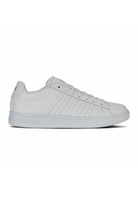 Sneaker bianco in pelle con punta arrotondata, sei fori per i lacci e suola in gomma testurizzata. Presenta strisce laterali e un logo sul tallone.
