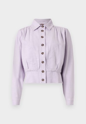 Levendula hosszú ujjú blúz gallérral, elülső gombolással, összehúzott derékkal és ívelt varrásdíszítéssel a mellrészen.