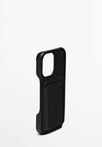 Custodia per telefono in pelle nera con finitura strutturata, dotata di uno scomparto per carte e un design sottile. Aperture visibili per pulsanti e fotocamera.