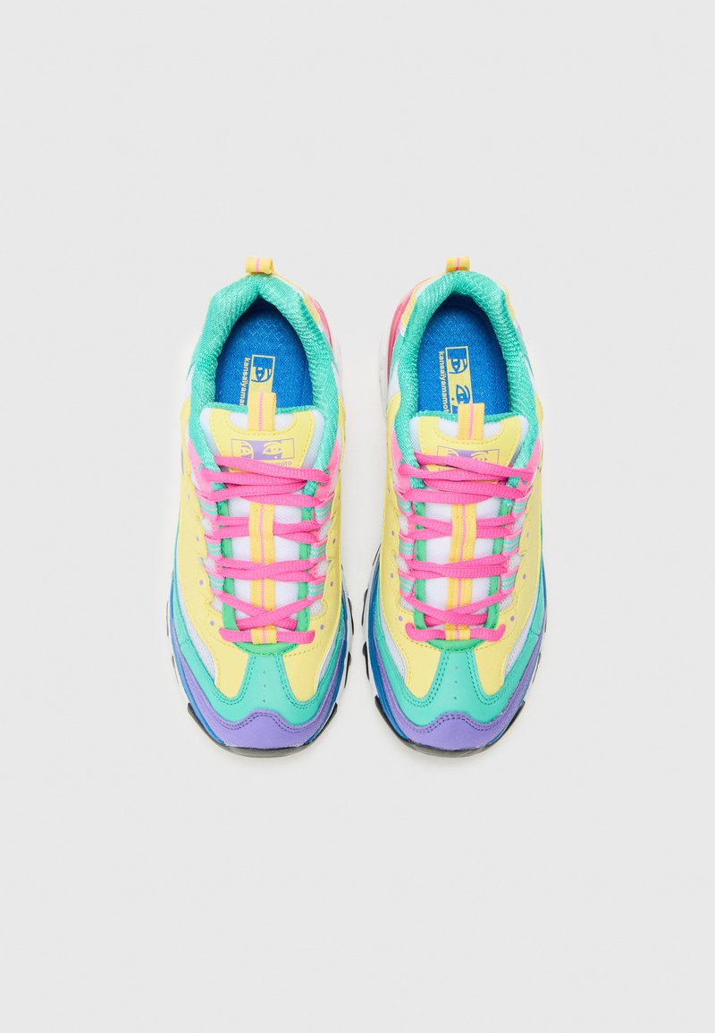 Färgglada sneakers med en design i gult, grönt och lila, med rosa snören och en strukturerad sula. Blå innersula med logotyp.